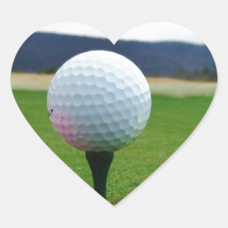 Golf Ball auf dem Golfplatz Herz-Aufkleber