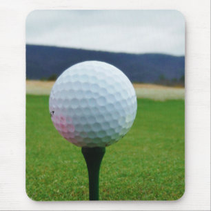 Golf Ball auf dem Golfplatz Mousepad