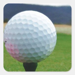 Golf Ball auf dem Golfplatz Quadratischer Aufkleber