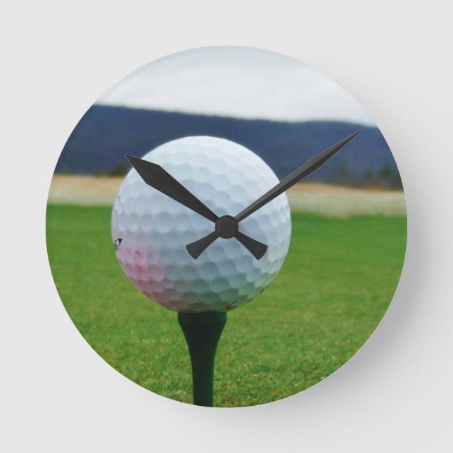 Golf Ball auf dem Golfplatz Runde Wanduhr (Vorderseite)