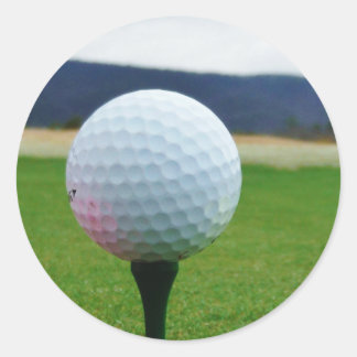 Golf Ball auf dem Golfplatz Runder Aufkleber