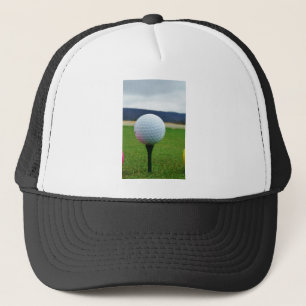 Golf Ball auf dem Golfplatz Truckerkappe