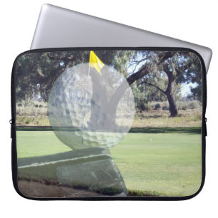 Golf Ball auf Putter in mehrschichtiger Zusammense Laptopschutzhülle