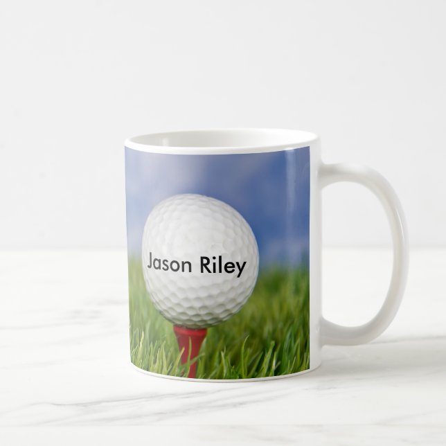 Golf Ball auf rotem Tee Tasse (Rechts)