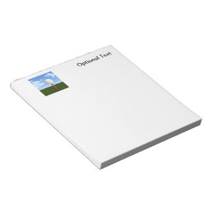 Golf-Ball auf T-Shirt, Himmel u. Gras Notizblock