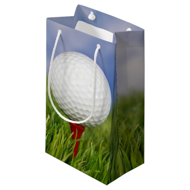 Golf Ball auf Tee Kleine Geschenktüte (Vorderseite Schrägansicht)