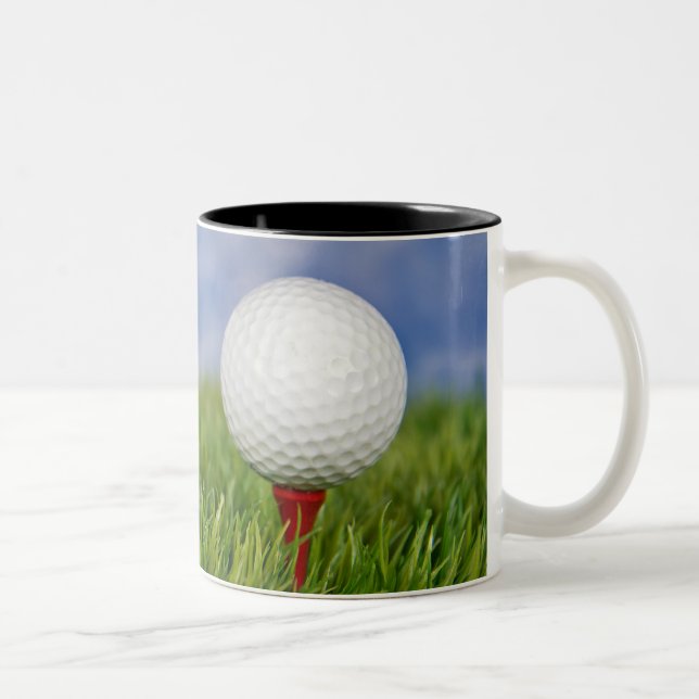 Golf Ball on Red T-Shirt mit Angebot Zweifarbige Tasse (Rechts)