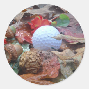 Golf Ball und Herbstlaube und Eicheln Runder Aufkleber