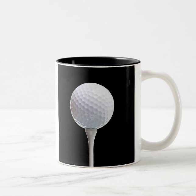 Golf-Ball und T-Shirt auf Schwarzem besonders Zweifarbige Tasse (Rechts)