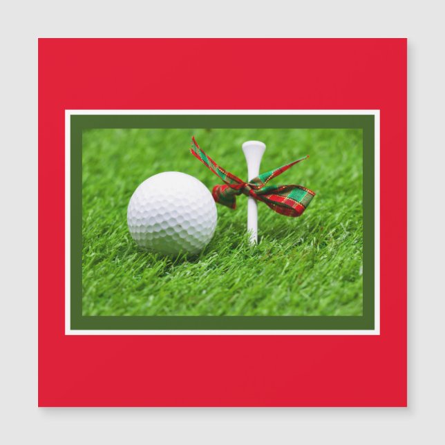 Golf Ball Weihnachten mit Tee auf grünem Gras Magnetkarte (Vorderseite)