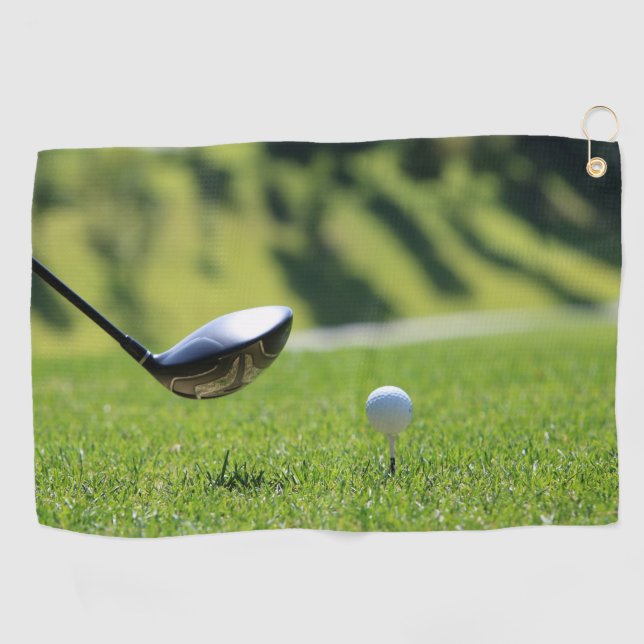Golf Club und Ball auf dem Tee-on-Gras Best Golfhandtuch (Horizontal)