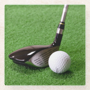 Golf Club und Golf Ball auf dem Grünen Glasuntersetzer