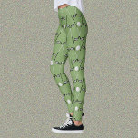 Golf Clubs weichen grün Leggings<br><div class="desc">Freuen Sie sich auf gemusterte Leggings in sanfter, flatternder Grünfarbe für einen gepflegten Golfer. Das sich wiederholende Muster entsteht durch gekreuzte Golfklubs und Golfbälle auf grünem Hintergrund.</div>