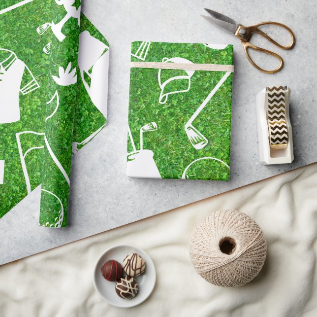 Golf equipment on green grass background geschenkpapier (Kunsthandwerk)