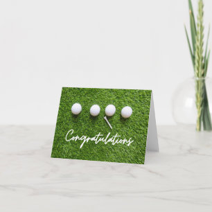 Golf Glückwunsch mit Kugeln auf grünem Gras Karte