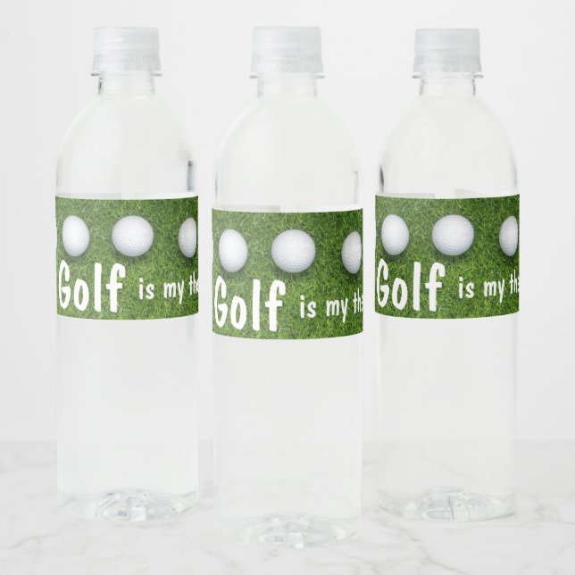 Golf ist meine Therapie mit Golfbälle auf Grün Wasserflaschenetikett (Flaschen)