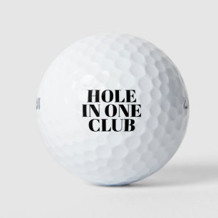 Golf-Loch in den ein Verein-Golfspielern Golfball