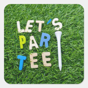 Golf Par T-Shirt mit Tee auf grünem Golfplatz Par Quadratischer Aufkleber