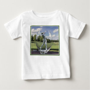 Golf-Player in einem Glas-Tumbler mit Golfplatz, Baby T-shirt