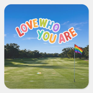 Golf Pride auf Golfplatz regenbogenfarbenem Thema Quadratischer Aufkleber