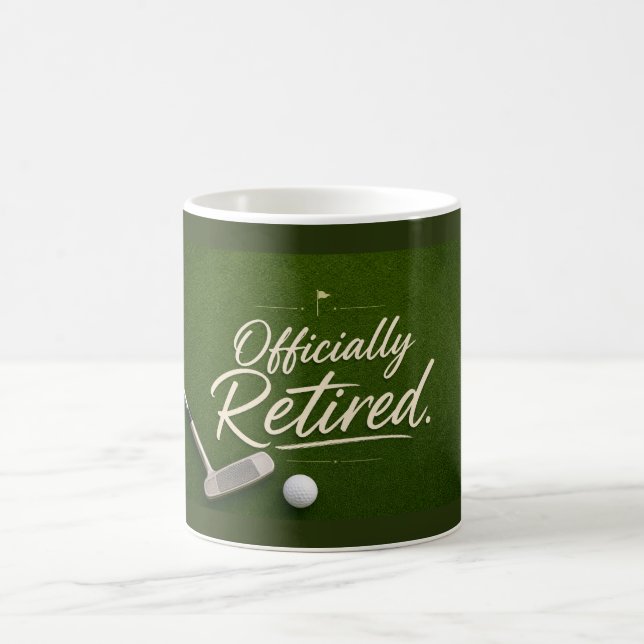 Golf-Ruhestand auf grünem Grund Kaffeetasse (Mittel)