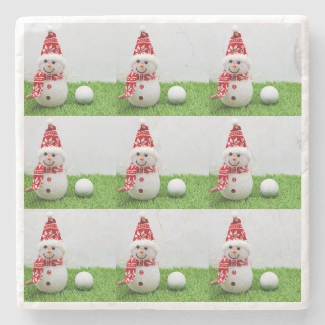 Golf Snow Man mit Golfball auf grüne Weihnachten Steinuntersetzer (Vorderseite)