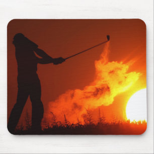 Golf spielen am Sonnenuntergang Mousepad