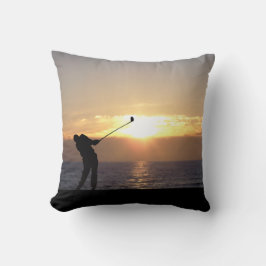 Golf spielen bei Sonnenuntergang Kissen