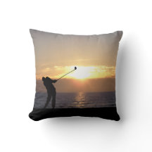 Golf spielen bei Sonnenuntergang