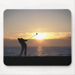 Golf spielen bei Sonnenuntergang Mousepad