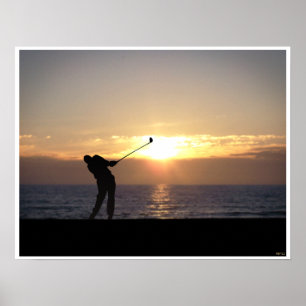 Golf spielen bei Sonnenuntergang Poster