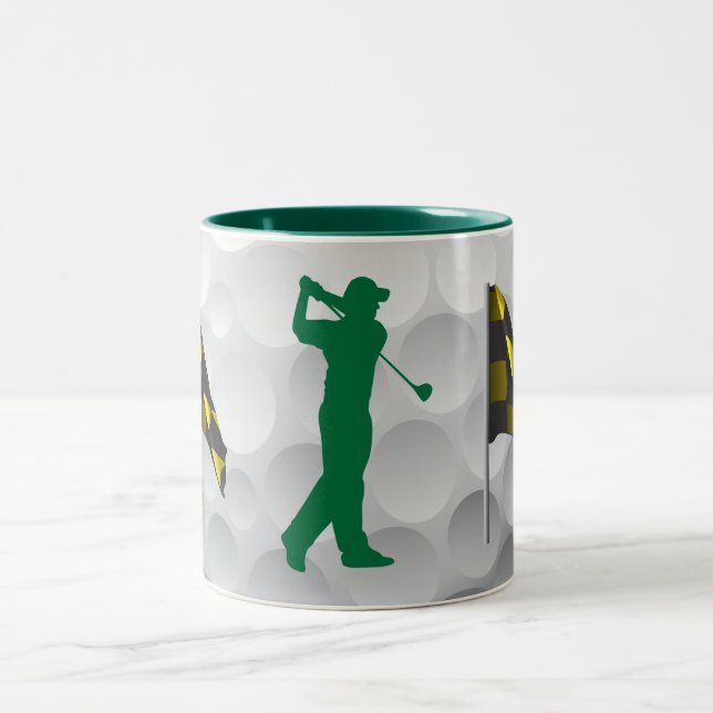 Golf spielende Tasse des Golfs (Mittel)