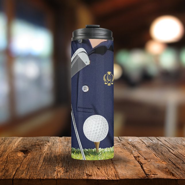 Golf-Sportgeräte für nahes Foto Thermosbecher (Von Creator hochgeladen)