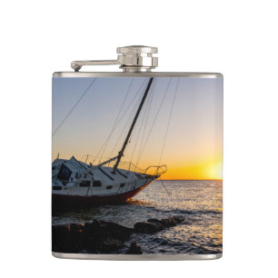 Golf von Breeze-Segelboot und Pier-Sonnenuntergang Flachmann