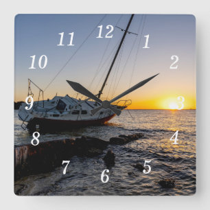 Golf von Breeze-Segelboot und Pier-Sonnenuntergang Quadratische Wanduhr