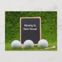 Golf zieht in neues Haus auf Kalkboard auf grün