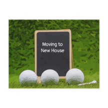 Golf zieht in neues Haus auf Kalkboard auf grün