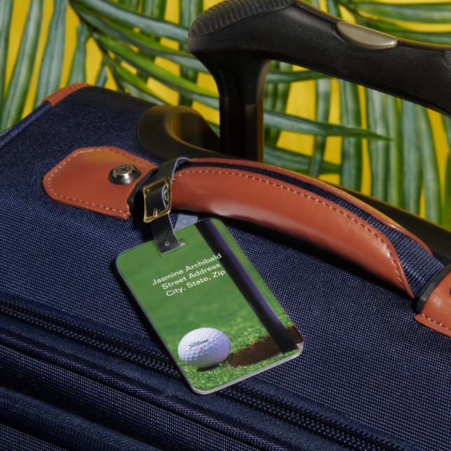 Golfball am Rand des Bechers Nah-up Persönlicher F Gepäckanhänger (Vorderseite Insitu 1)