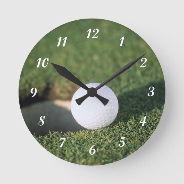Golfball am Rand des Lochs Runde Wanduhr (Vorderseite)