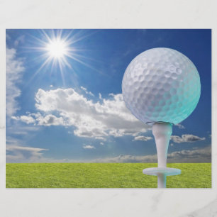 Golfball auf Abschlag mit Gras