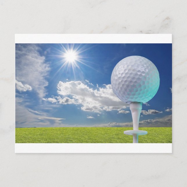 Golfball auf Abschlag mit Gras Postkarte (Vorderseite)