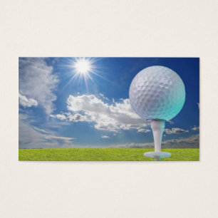 Golfball auf einem T-Stück mit Gras
