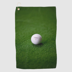 Golfball auf einer grünen Fläche Golf Handtücher. Golfhandtuch