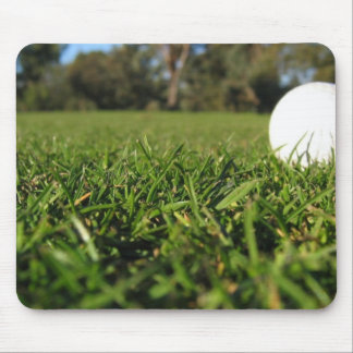 Golfball auf Golfplatz-Mausunterlage Mousepad