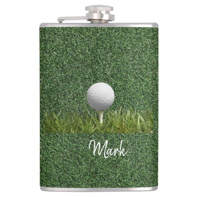 Golfball auf grünem Gras Flachmann (Vorderseite)