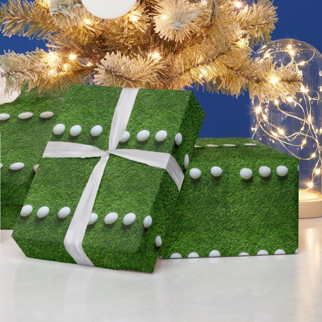 Golfball auf grünem Gras  Geschenkpapier (Feiertage)