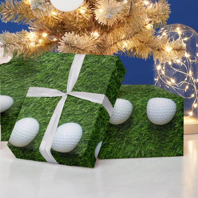 Golfball auf grünem Gras  Geschenkpapier (Feiertage)