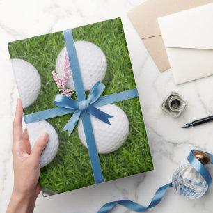 Golfball auf grünem Gras Geschenkpapier
