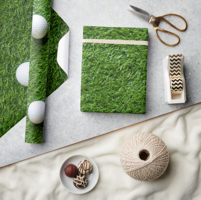 Golfball auf grünem Gras  Geschenkpapier (Kunsthandwerk)