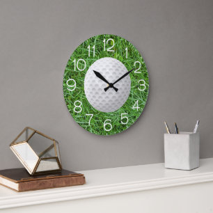 Golfball auf grünem Gras Große Wanduhr